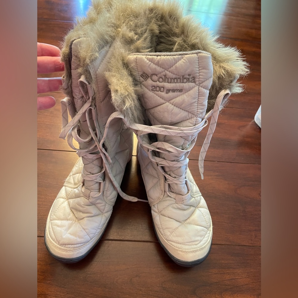 Columbia Waterproof warm faux fur, size 7.5